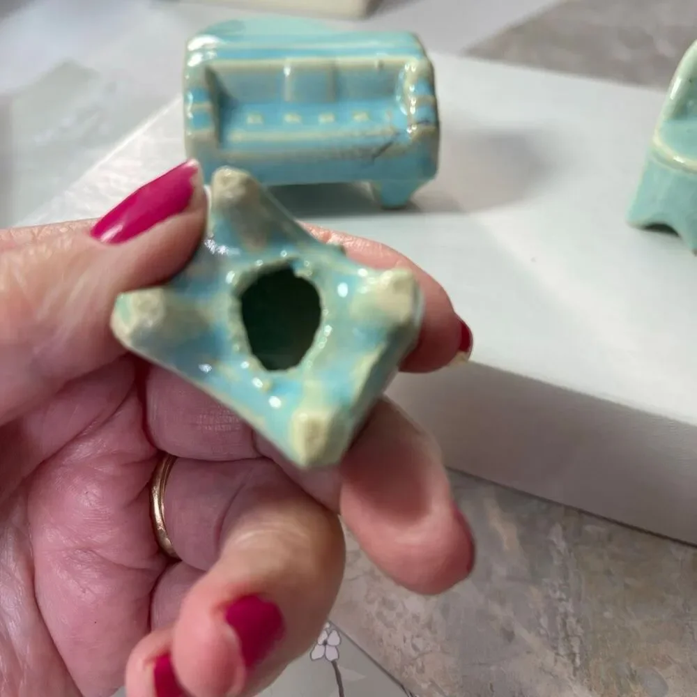 3 piece VTG Ceramic doll hose furniture..issues